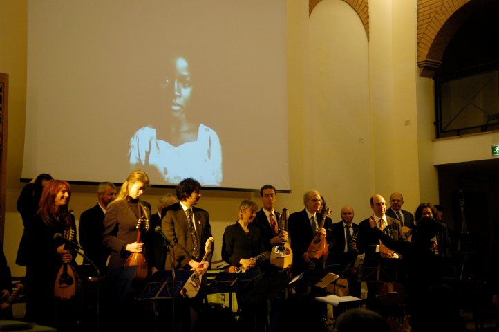 Mandolini, Mandole, Mandoloncelli,
in un organico a plettro...